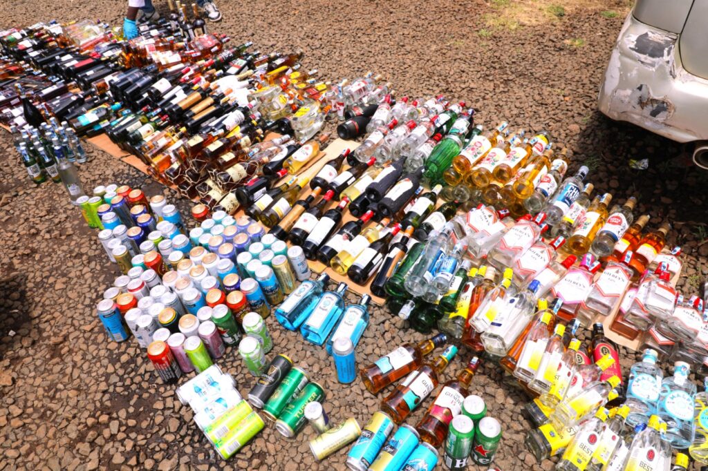 Detectives Arrest a Gang Behind Armed Robbery Attacks on Wines And Spirits Shops in Kajiado, Kiambu And Nairobi Counties-Ruthlessly Murdered Guards(Photos) 4 Detectives Arrest a Gang Behind Armed Robbery Attacks on Wines And Spirits Shops in Kajiado, Kiambu And Nairobi Counties-Ruthlessly Murdered Guards(Photos)