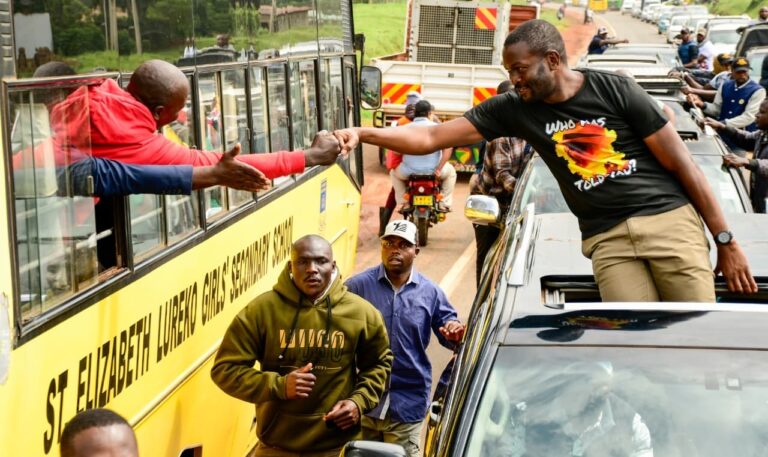 Sifuna Mocks Atwoli After Claiming That He Lacks Financial Muscle to Run For President, Displays Cash Donated by the Public