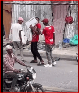 A Man Captured Being Robbed in Broad-daylight in Mombasa as Insecurity Escalates (VIDEO)