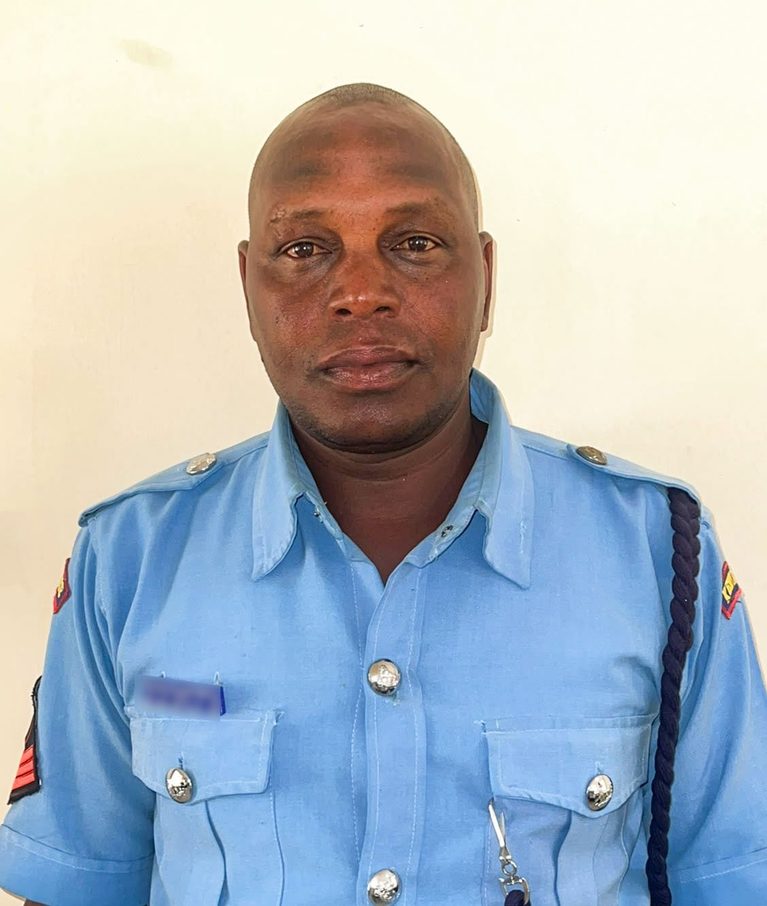 Senior Police Officer Among Suspects Arrested for Receiving Bribes From Motorists Along Busy Highway – KSh 23,000 in Cash Recovered Senior Police Officer Among Suspects Arrested for Receiving Bribes From Motorists Along Busy Highway – KSh 23,000 in Cash Recovered
